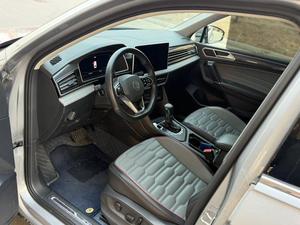 <span class=keywords><strong>VW</strong></span> <span class=keywords><strong>Tiguan</strong></span> L <span class=keywords><strong>R</strong></span> Line Hybride SUV 2023 d'<span class=keywords><strong>occasion</strong></span>, très demandé, avec boîte automatique, sièges en cuir Acura, pneus R19, conduite à gauche - Product Image 4