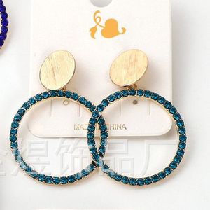 Boucles d'oreilles créoles micro-serties de zircone cubique, plaquées or 18 carats, design géométrique rond, pour usage quotidien - Product Image 2