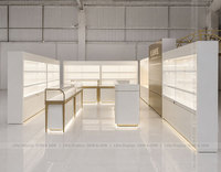 Conception de magasin de bijoux en or blanc tout-en-un avec vitrine murale et comptoir incurvé pour chaîne de boutiques et centres commerciaux