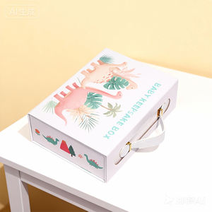 صندوق هدايا ورقي مغناطيسي مخصص بشعار للأطفال حديثي الولادة يحتوي على كريم للجسم وحلويات وباقات أحذية - Product Image 6