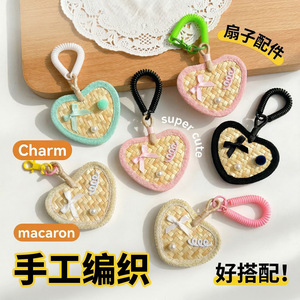 Colgante de abanico de paja de trigo tejido a mano con un delicado diseño de corazón, un regalo único y atento para mejores amigas o novias. - Product Image 5