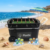 Glacière compacte en plastique rouge de 60 L avec mini table de baby-foot pour fêtes de famille, intérieur et extérieur, avec logo promotionnel