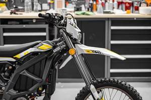 Le Vélo Tout-Terrain Électrique Surron Ultra Bee 2025 Offre une Autonomie de 120 km et une Vitesse Maximale de 90 km/h - Product Image 2