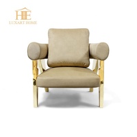 Fauteuil en tissu de laine rembourré, fabriqué à la main, en laiton brillant, pour salon, chambre ou hôtel, de la marque italienne de luxe.
