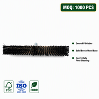 Brosse de sol robuste à poils en PP densité 60 cm, base en bois de hêtre, manche à emboîtement métallique, pour nettoyage intensif