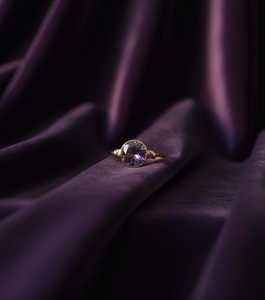 Anillo de Oro de 18 Quilates con Amatista en Forma de Reloj de Arena, un anillo exquisito con un diseño llamativo y una piedra preciosa de amatista - Product Image 3