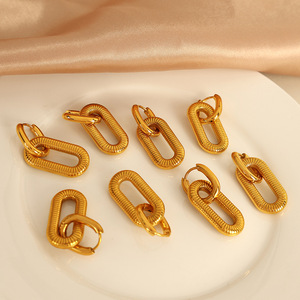 Boucles d'oreilles pendantes géométriques en forme de U plaquées or, en alliage de zinc, style créoles tendance - Product Image 3