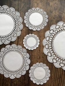 Fournisseur d'usine, sets de table ronds en <span class=keywords><strong>papier</strong></span> grand format avec bordure en <span class=keywords><strong>dentelle</strong></span> blanche, sets de table en <span class=keywords><strong>papier</strong></span> jetables, sets de table décoratifs à fleurs. - Product Image 4