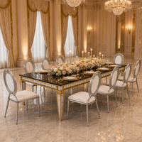 Ensemble de table à manger néoclassique de luxe avec bordure dorée, table de banquet et chaises à dossier argenté pour réception de mariage