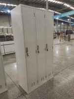 Prix d'usine, casier métallique à 3 portes assemblé sur mesure avec serrure à clé, armoire blanche, livraison directe, tringle de suspension pour employés