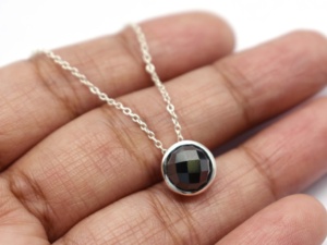 Pendentif artisanal en argent sterling 925 avec pierre précieuse en hématite naturelle taillée en forme de rose de 8 mm - Cadeau - Product Image 4