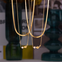 Collier tendance en acier inoxydable plaqué or 18 carats avec pendentif en forme de lune et perles imitation perle, avec chaîne à maillons pour femmes