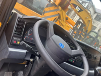Grue mobile reconditionnée haut de gamme de 25 tonnes avec cabine d'origine neuve, moteur Weichai National III, flèche principale de 33 m, boîte de vitesses et moteur
