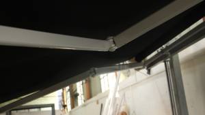 Auvent rétractable à télécommande pour pare-soleil d'extérieur avec bras pliant en aluminium personnalisé - Product Image 4