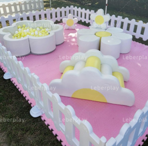 Toboggan commercial en PVC en forme de fleur, piscine à balles, équipement de jeu souple pour usage domestique, intérieur, capacité supérieure à 500 kg, Happy Castle en promotion - Product Image 2
