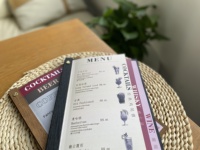 Porte-menu minimaliste en bois style pince, support de menu individuel A4 en bois noir avec rivets pour fixation, couvercle de dossier pour menus