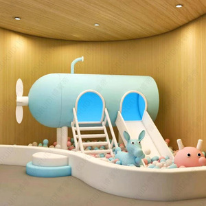 Toboggan en fibre de verre pour aire de jeux intérieure de maternelle avec structure d'escalade et piscine à balles - Product Image 1