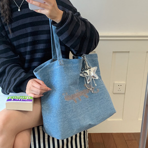 Sac fourre-tout en jean <span class=keywords><strong>bleu</strong></span> clair délavé, broderie vintage lettres dorées, style décontracté chic pour cours et trajets quotidiens - Product Image 2