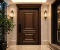 Porte d'entrée blindée moderne et minimaliste à bandes verticales avec niche latérale encastrée pour villa