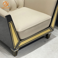 Fauteuil de luxe capitonné en velours avec garniture dorée pour le salon ou la décoration de la salle de séjour