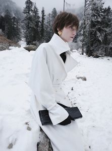 Abrigo de Invierno Elegante para Mujer, Diseño de Alta Costura, Abrigo Cruzado de Veloura con Cuello Vuelto, de WhiteAnt Vietnam - Product Image 3