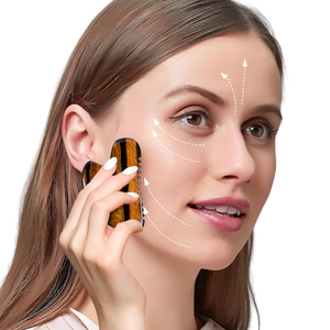 Massaggiatore Gua Sha in Pietra Naturale Occhio di Tigre a Forma di Cuore con Superficie Dentellata, Logo Personalizzabile, Strumento Facciale in Giada Marrone con Denti - Product Image 5