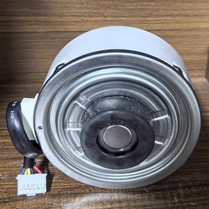 มอเตอร์พัดลมดีซี Hisense Kelon รุ่น ZWK465A000031 1567808.B สำหรับเครื่องปรับอากาศแบบตู้ทรงกระบอก - Product Image 2