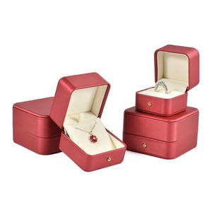 Boîte à bijoux rectangulaire moderne en cuir PU et velours avec logo personnalisable, porte-collier 6 couleurs avec motif carré - Product Image 1