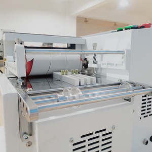 <span class=keywords><strong>Chinese</strong></span> Automatische Medische Gaas Roller Snijmachine - Product Image 4