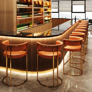Tabourets de bar en cuir à cadre doré de luxe avec comptoir de bar moderne pour club haut de gamme - Product Image 1