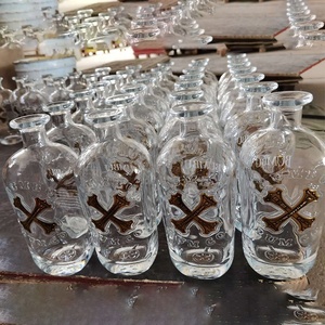 Exclusivo personalizado 500ml 750ml Ron botella de vidrio calcomanía en relieve artesanía y corcho botella de vidrio 700ml whisky Vodka Gin - Product Image 5