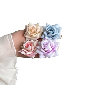 ดอกกุหลาบแดงสดประดิษฐ์จากผ้าไหม สำหรับตกแต่งงานแต่งงาน DIY เครื่องประดับผม ตกแต่งผนัง อุปกรณ์ประกอบฉากถ่ายภาพกลางแจ้ง - Product Image 5