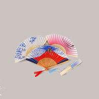Lot de 4 éventails pliants chinois faits à la main en tissu, avec baleines en bois, soie et pompon en bambou, style japonais, mini éventail pour décoration de mariage
