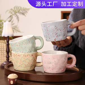 Taza de cerámica rosa con textura moldeada a mano y posavasos de madera, regalo para el desayuno o la hora del té. - Product Image 4