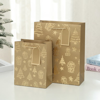 Sac cadeau de Noël multicolore avec motif étoile et sapin en feuille d'or, poignées en corde et fenêtre pour carte, idéal pour l'emballage des fêtes