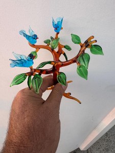 Arbre en verre fait main avec des oiseaux bleus et des feuilles vertes, décoration de bureau contemporaine, objet d'art - Product Image 2