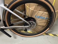 Vélo de gravier en fibre de carbone, guidon plat, transmission électronique sans fil 13 vitesses, freins à disque hydrauliques, roues en alliage d'aluminium 700C*40C