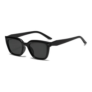 Gafas de Sol para Mujer F4-6333, Montura Negra de PC, Protección UV400, Lentes Tipo 3, Remaches de Puntos, Estilo Moderno - Product Image 4