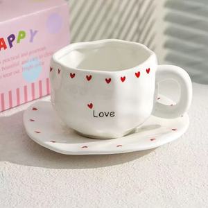 Ensemble tasse et soucoupe en céramique sous glaçure 280 ml, design cœur irrégulier peint à la main, créatif et mignon, avec plateau à café - Product Image 3