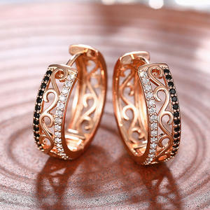 Boucles d'oreilles créoles E4224 en or rose avec cristaux de strass sertis en canal, bijoux classiques et élégants pour femmes - Product Image 5