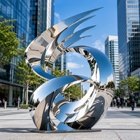 Sculpture contemporaine abstraite grandeur nature en acier inoxydable avec design de courbes fluides polies pour exposition en galerie d'art