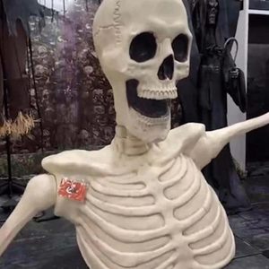 Décoration de Crâne Géant Demi-Corps en Plastique pour Halloween, 2*3.6m, Accessoires de Scène pour Salle Secrète d'Horreur, Maison Hantée, Vente en Gros - Product Image 1
