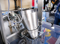 Machine de remplissage automatique de liquides contrôlée par PLC, modèle compact, pour sachets d'échantillons de 5 ml (conditionneur, shampoing)