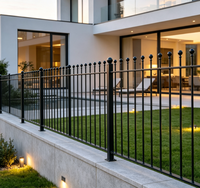 Clôture à barreaux verticaux thermolaquée avec sommet rond décoratif en fer forgé pour la cour avant de la villa, clôture de propriété résidentielle