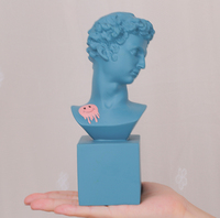 Statue créative bleu-vert Redeco avec sculpture humaine amusante en forme de méduse, buste de David classique en résine, figurine de décoration d'intérieur