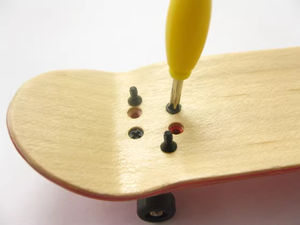 Tornillos de Acero Negros Baratos al por Mayor para Finger Skateboard, Accesorios para Mini Skateboards - Product Image 4