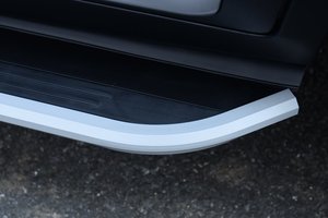 บันไดข้างรถยนต์รุ่น T5ev0 สีเงิน อะไหล่แต่ง ทำจากอะลูมิเนียมสีดำและพลาสติกเคลือบผิว - Product Image 2