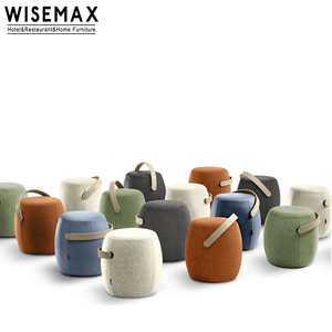 WISEMAX FURNITURE Taburete Moderno de Tela para Sala de Estar, Área Pública, Taburete de Descanso con Asa de Madera, Taburete Redondo de Terciopelo, Otomana - Product Image 1