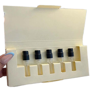 Boîtes rigides personnalisées écologiques en matériaux recyclés pour échantillons de parfum avec design artistique en relief, dorure à chaud et revêtement UV