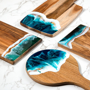 Planche à découper de cuisine en bois unique avec finition vague océanique personnalisée, résine époxy bleue - Product Image 3